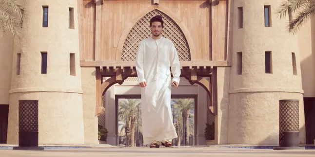 Gaya Fashion Umroh Ala Selebriti Pria, Sholeh dan Bersahaja