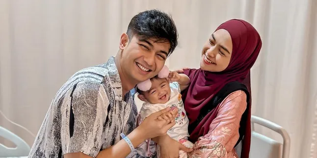 Gaya Gemas Moana, Mencoba Main Brush saat Ria Ricis sedang Make Up