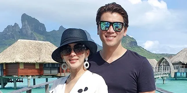 Gaya Heboh Syahrini di Bora Bora, Kaftan Hijau Emas Dipadu Bandana Biru Metalik