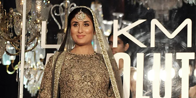Gaya Kareena Kapoor & Karisma Kapoor di Belakang Panggung, Kocak! Gaya Kareena Kapoor & Karisma Kapoor di Belakang Panggung, Kocak!