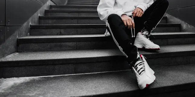 Gaya Kece Selebriti Hollywood Saat Pakai Sneakers, Mana Favoritmu?