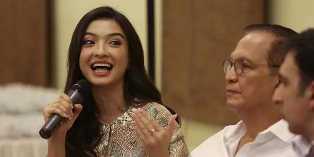 Gaya Keren Raline Shah Pemanasan, Bak Lakukan Akrobatik Gaya Keren Raline Shah Pemanasan, Bak Lakukan Akrobatik