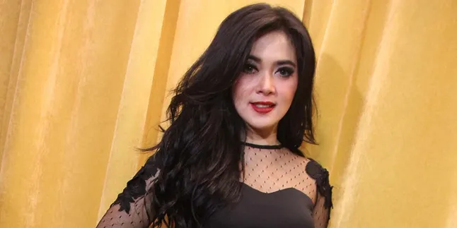 Gaya Kibas Rambut Syahrini Mirip Dengan Nike Ardilla? Gaya Kibas Rambut Syahrini Mirip Dengan Nike Ardilla?
