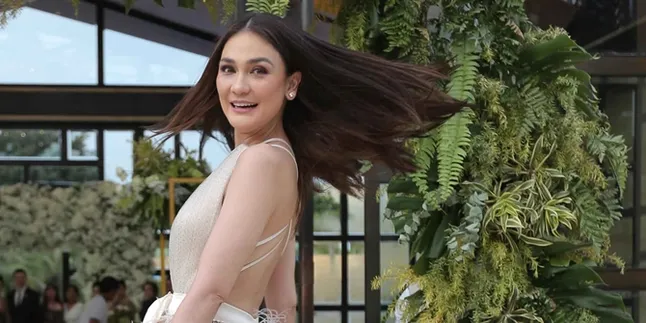 Gaya Kocak dan Konyol Luna Maya di Dalam Photo Box, Intip Yuk! Gaya Kocak dan Konyol Luna Maya di Dalam Photo Box, Intip Yuk!