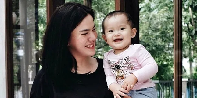 Gaya Kompak Alice Norin dan Baby Alita Saat Kenakan Hijab, Bikin Gemas!