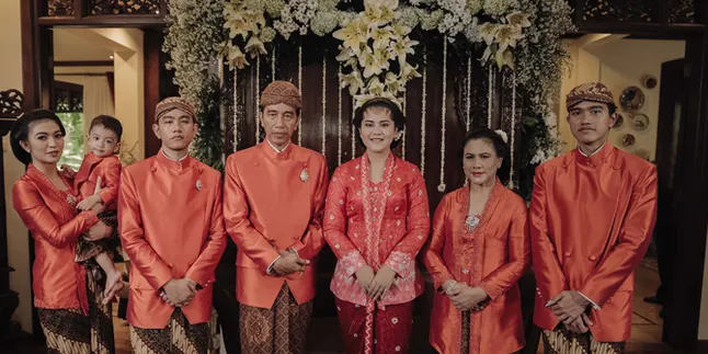 Gaya Lucu Jan Ethes Cucu Jokowi di Nikahan Kahiyang Ayu, Ganteng Dengan Beskap Mini Gaya Lucu Jan Ethes Cucu Jokowi di Nikahan Kahiyang Ayu, Ganteng Dengan Beskap Mini