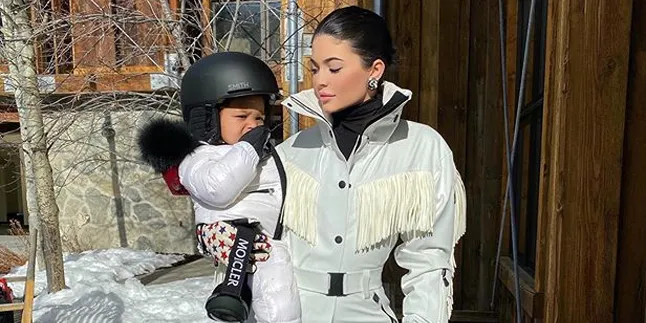 Gaya Lucu Stormi Webster Saat Main Papan Seluncur Salju, Nggemesin Banget!