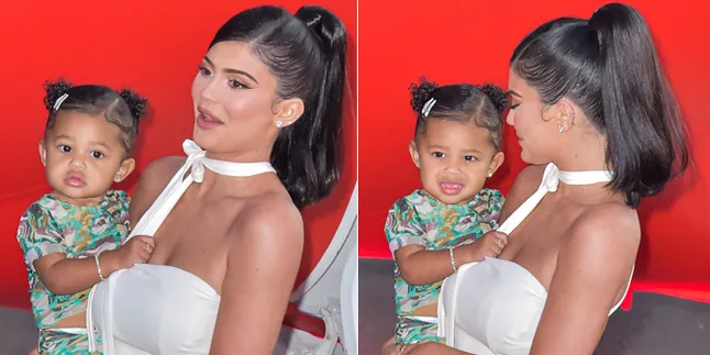Gaya Lucu Stormi Webster Saat Pakai Lipstik Kylie Jenner, Bikin Gemas!