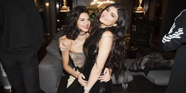 Gaya Nongkrong Cantik Kendall dan Kylie Jenner Bareng Bella Hadid