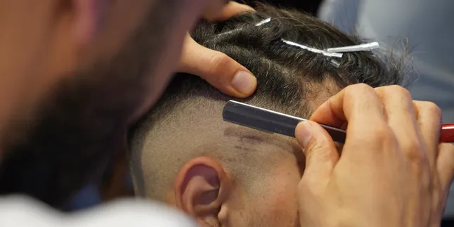 Gaya Rambut Undercut Slick Back: Jenis Rambut yang Cocok - Tips Perawatan dan Cara Styling yang Tepat