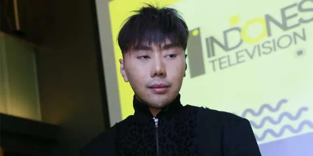 Gaya Roy Kiyoshi Naik Pesawat Kelas Utama, Bawa Tas Hermes - Pakai Cape Hitam