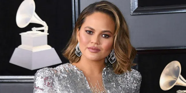 Gaya Stylish Chrissy Teigen Saat Gendong Bayi, Cantik Banget!