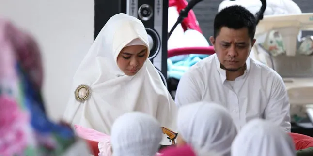 Gelar Aqiqah Anak Ke-2, Oki Setiana Dewi & Keluarga Kembaran Baju Gelar Aqiqah Anak Ke-2, Oki Setiana Dewi & Keluarga Kembaran Baju