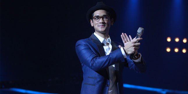 Gelar Konser Tunggal, Afgan Dikelilingi Wanita-Wanita Cantik