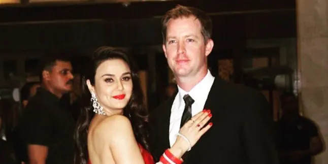 Gelar Resepsi Nikah, Preity Zinta Tampil Cantik Bergaun Merah Gelar Resepsi Nikah, Preity Zinta Tampil Cantik Bergaun Merah