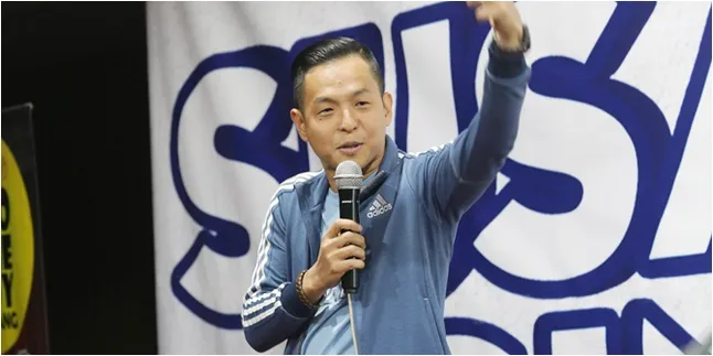Geliat Ernest Prakasa: Tolak Bisnis Kue Artis, Susah Nyicil Rumah, dan Terus Menulis Geliat Ernest Prakasa: Tolak Bisnis Kue Artis, Susah Nyicil Rumah, dan Terus Menulis