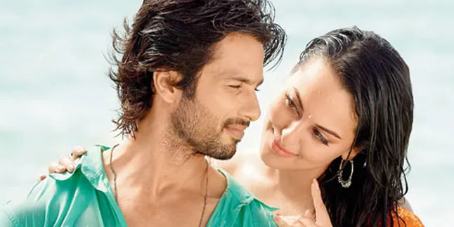 Gemas, Sonakshi Sinha Cekik Leher Shahid Kapoor di Depan Umum! Gemas, Sonakshi Sinha Cekik Leher Shahid Kapoor di Depan Umum!
