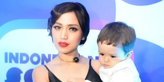 Gemesin! Lucunya Baby El & Jedar Saat 'Perang' Pakai Daun Bawang Gemesin! Lucunya Baby El & Jedar Saat 'Perang' Pakai Daun Bawang