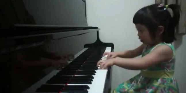 Gemesinnya Anak Ini Waktu Main Piano