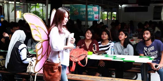 Gempar! Gadis Bersayap Jajan di Kantin Kampus Atmajaya