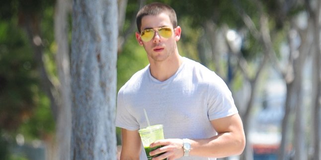 Tampil di Panggung, Nick Jonas Dirantai Dua Transgender