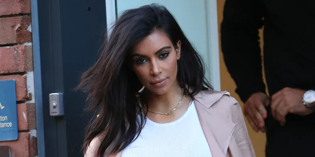 Gendong Anak, Kim Kardashian Masih Nekat Tampil Seksi Gendong Anak, Kim Kardashian Masih Nekat Tampil Seksi