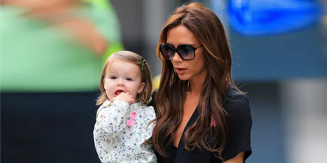Gendong Bayi, Victoria Beckham Tunjukkan Sisi Keibuannya