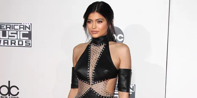 Gendong Cara Delevingne & Kendall, Kylie Jenner Sekuat Ninja Gendong Cara Delevingne & Kendall, Kylie Jenner Sekuat Ninja