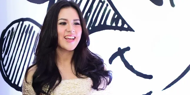 Gendong Keponakan, Raisa Makin Bikin Fans Gelisah