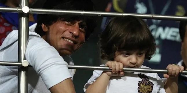 Gendong Nempel Shahrukh Khan, AbRam Khan Terlihat Makin Kurus Gendong Nempel Shahrukh Khan, AbRam Khan Terlihat Makin Kurus