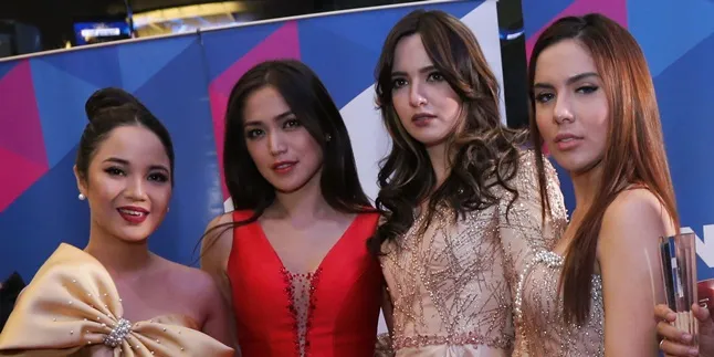 Geng Pertemanan Girlsquad Jadi Sorotan, Nia Ramadhani Terbebani Geng Pertemanan Girlsquad Jadi Sorotan, Nia Ramadhani Terbebani