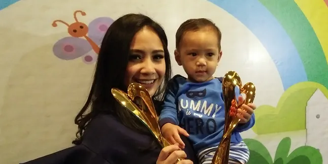 Gigi - Rafathar Raih Penghargaan 'Mom & Kids Kesayangan'