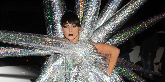 Gila! Inilah 30 Kostum Teraneh Lady Gaga
