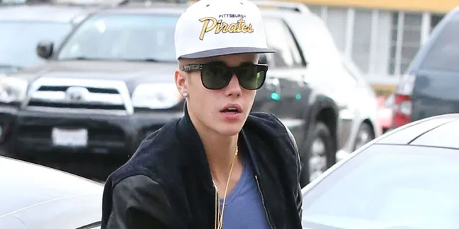 Gila, Justin Bieber Tato Perut di Atas Pesawat