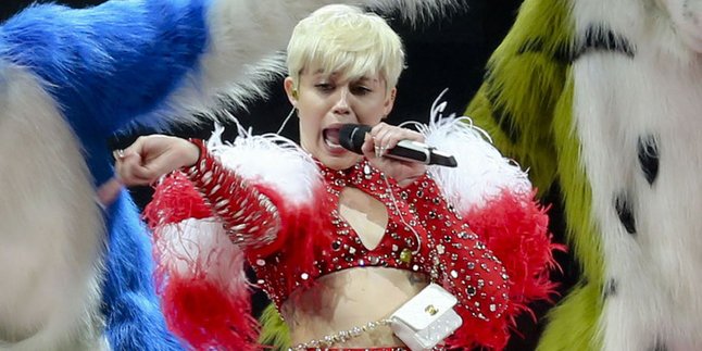 Gila! Miley Cyrus Jual Kertas Ganja Terbuat Dari Emas 24K