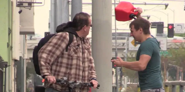 Gila, Orang Ini Nyaris Bakar Dirinya Sendiri!