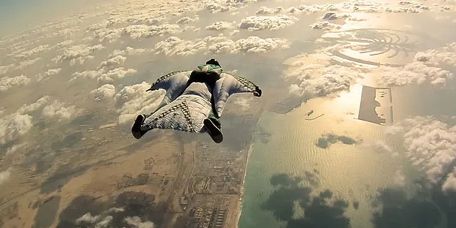 Gila, Pria Ini Meluncur Bebas Dari Bukit Tanpa Parasut!