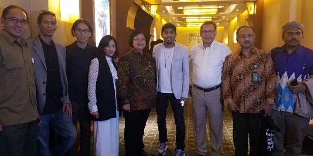 Glenn dan Menteri Lingkungan Hidup Nobar FILOSOFI KOPI 2 Glenn dan Menteri Lingkungan Hidup Nobar FILOSOFI KOPI 2