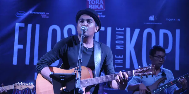 Glenn Fredly Berikan Bibit Kopi di Konser Filosofi Kopi