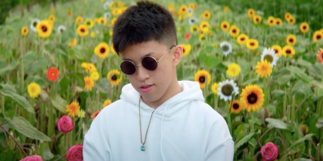 [NOMINEE] Glow Like Dat, Sajikan Warna Memanjakan & Lirik Cinta Ala Rich Brian