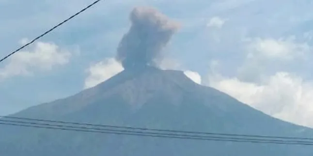 Gunung Kerinci Erupsi, Status Waspada Bikin Pendaki Dilarang Mendekat ke Puncak