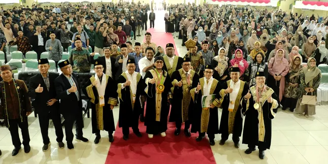 Gus Miftah Raih Gelar Sarjana, Paparkan Tema Skripsi Tentang Islam Berwawasan Kebangsaan Gus Miftah Raih Gelar Sarjana, Paparkan Tema Skripsi Tentang Islam Berwawasan Kebangsaan