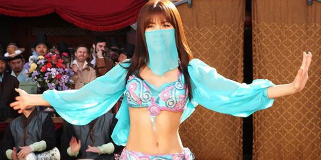 Ha Ji Won Ungkap Rahasia Bentuk Otot Perut Nan Seksi
