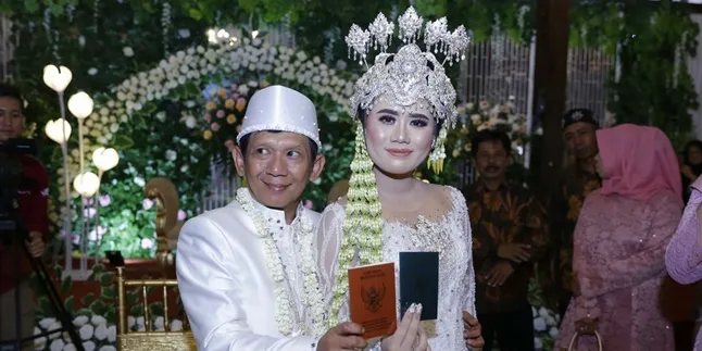 Hadir di Pesta Pernikahan Ginanjar, Susi Sang Mantan Istri Mengaku Deg-Degan Hadir di Pesta Pernikahan Ginanjar, Susi Sang Mantan Istri Mengaku Deg-Degan