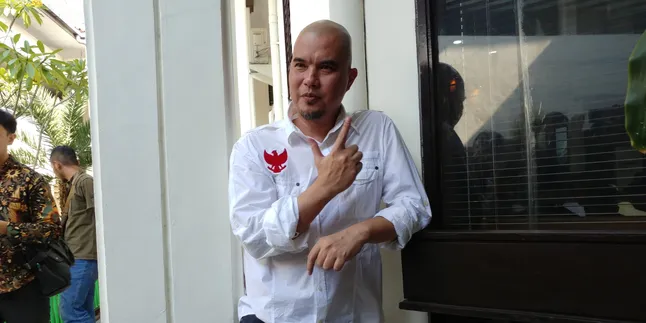 Hadir ke Sidang Tanpa Blankon, Ahmad Dhani Berani Tampil Beda