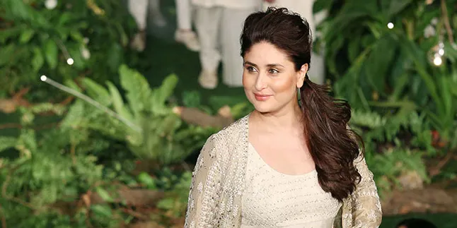 Hadiri Acara di Dubai, Kareena Kapoor Stunning Pamer Cleavage Hadiri Acara di Dubai, Kareena Kapoor Stunning Pamer Cleavage