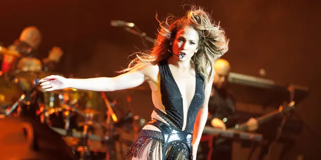 Hadiri AMA 2014, Jennifer Lopez Tak Segan Tampil Buka-Bukaan