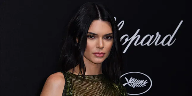 Hadiri Festival Film Cannes, Kendall Jenner Nekat Pakai Baju Transparan (Lagi) Hadiri Festival Film Cannes, Kendall Jenner Nekat Pakai Baju Transparan (Lagi)