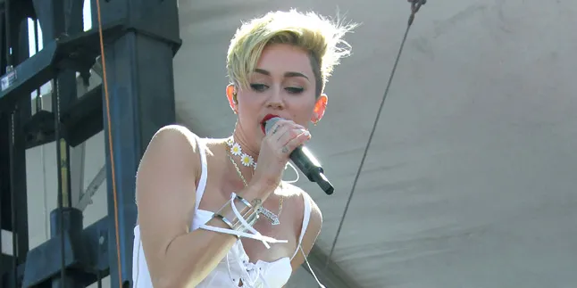 Hadiri iHeartRadio Festival, Miley Cyrus Nyaris Tanpa Busana