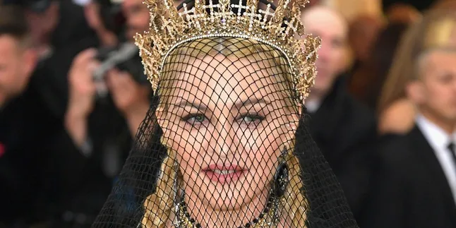 Madonna Memukau di MET Gala 2018, Berkat Desainer Indonesia Rinaldy Yunardi!